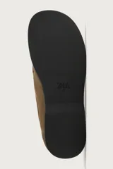 Zapato casual de cordones para hombre, confeccionado en piel con acabado serraje de color marrón. Presenta detalle de bordón en el empeine, forro y plantilla de piel, horma redonda y suela a contraste.