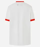 Remera blanca de algodón con cuello redondo y mangas cortas con ribetes rojos. Estampado frontal con el logo de Hello Kitty y detalles de rayas rojas en las mangas.