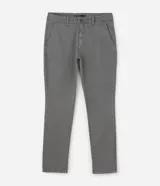 Pantalón slim de sarga lavada color marrón, con cierre de botón y cremallera, trabillas para cinturón y bolsillos laterales y traseros.