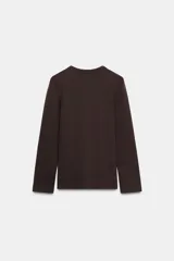 Camiseta de manga larga confeccionada en tejido de punto interlock elástico y flexible, con cuello redondo y bajo recto.