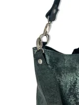 Cartera tipo tote bag color gris topo con textura brillante. Tiene doble asa, una corta para llevar al hombro y otra larga extraíble y regulable. Incluye cierre principal, compartimento y bolsillo interior con cierre.