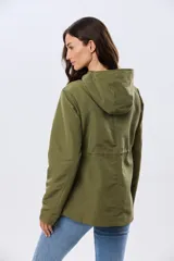 Campera liviana con capucha, de corte clásico, color beige, con bolsillos laterales con solapa y cierre frontal.