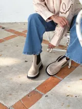 Botas Chelsea color visón de cuero con elástico lateral negro, suela track y tirador trasero.