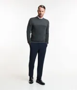 Suéter de punto para hombre con cuello redondo y manga larga. Presenta un diseño combinado con una parte superior lisa y una parte inferior con canalé texturizado horizontal. Marca Marfinno.