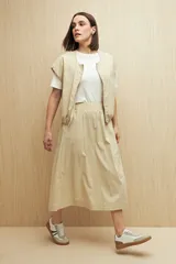 Falda midi color verde oliva, con cintura elastizada y bolsillos laterales.