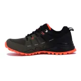 Zapatillas de trekking color caqui con detalles en negro y naranja.