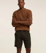 Bermuda recta de lino y algodón color verde oscuro, con trabillas, cierre tradicional y bolsillos.