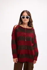 Sweater de tejido de punto con diseño de rayas horizontales en color bordó y marrón. Presenta un corte holgado, escote redondo y detalle de abertura en el hombro derecho.