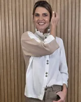 Camisa de algodón color blanco, con cuello alto con volados, mangas tres cuartos con detalles de bordado ingles y cierre frontal con botones de nácar.