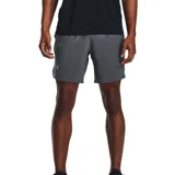 Short deportivo Under Armour Launch Run 7 color gris oscuro, con cintura elástica, bolsillos laterales y logo reflectivo en la pierna.