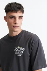 Remera blanca de algodón, corte oversize, manga corta y cuello redondo.