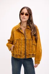 Campera de terciopelo color marrón chocolate, con cierre frontal, bolsillos laterales y elástico en el ruedo. Presenta un diseño de corte holgado con costuras marcadas.