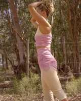 Calza capri de tiro alto, color beige con degradé artesanal en color rosado.