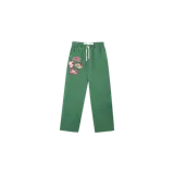 Pantalón cargo de Eme Studios en patrón vichy verde y blanco, de corte recto y holgado. Cuenta con cintura elástica con cordón de ajuste blanco y múltiples parches bordados decorativos en la pierna derecha.