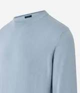Sueter masculino de cuello redondo, color celeste, manga larga, con bajo y puños ajustados.