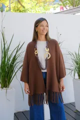 Saco abierto de color chocolate, con mangas tres cuartos y detalle de flecos en el ruedo inferior.