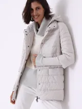 Campera corta matelassé color visón, con cuello alto, capucha desmontable y puños tejidos.