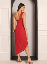 Vestido largo de fiesta color rojo, con un solo tirante y detalle de broche dorado en el hombro.