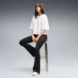 Calza deportiva Puma de corte flared (acampanado) en color marrón oscuro, con cintura alta y logo de la marca estampado en blanco en la pierna izquierda.