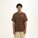 Remera marrón con estampado pequeño en el pecho que dice "We all grow" con una flor.