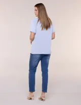 Buzo tejido de punto jersey de algodón color beige, de diseño relajado, escote redondo amplio y mangas cortas raglán.