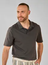 Remera verde militar de algodón, manga corta y cuello polo con dos botones.