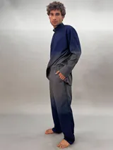 Pantalón de lana color gris oscuro con corte recto y detalle texturizado en las piernas laterales. Tiene pretina elástica a la cintura y un teñido degradé. Es parte del conjunto Alquimia.