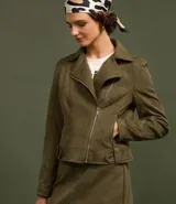 Campera biker corta de gamuza sintética negra, con cuello con solapa, cierre frontal con cremallera desplazada, bolsillos laterales con cremallera y trabillas en la cintura.