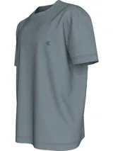 Remera celeste de corte relaxed, cuello redondo y mangas cortas. Presenta logo CK bordado en el frente y logo Calvin Klein Jeans en relieve en la espalda.