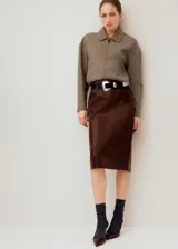 Falda midi tubo de color marrón con textura efecto piel de cocodrilo, tiro alto y diseño recto.