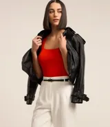 Blusa cropped negra de punto con escote cuadrado y breteles anchos.