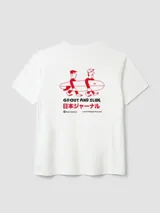 Camiseta blanca de algodón orgánico, con corte oversize, cuello redondo y manguita corta. Presenta un pequeño estampado rojo en el lateral superior izquierdo con la frase 'Go Out And Slide' y caracteres en japonés junto a una ilustración de dos personas cargando una tabla de surf.