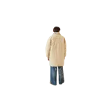 Parka Acne Studios de color beige claro, corte largo y holgado, con cuello alto envolvente que incluye inscripciones bordadas en contraste. Cuenta con cierre frontal con botones a presión y bolsillos laterales.