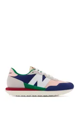 Championes New Balance WS237 con diseño inspirado en el running retro, confeccionados con base de tejido rojo, revestimientos de gamuza celeste y detalles en beige, negro y amarillo.