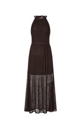 Vestido largo de punto lurex marrón, con escote halter, silueta en línea A, falda translúcida y lazo para ajustar en la cintura.