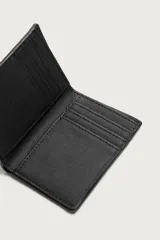 Tarjetero vertical de diseño minimalista con textura granulada. Cuenta con compartimento principal para billetes y múltiples ranuras para tarjetas.
