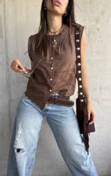 Musculosa marrón de broderie con cierre frontal de botones, cuello redondo y detalles de encaje en las sisas.