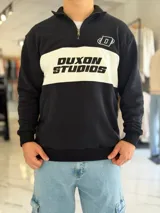Hoodie de corte clásico con medio cierre y cuello alto, en color marrón con una franja horizontal blanca en el pecho que incluye el logo estampado en negro. Presenta además un pequeño bordado en el hombro izquierdo y puños y cintura elastizados de rib.