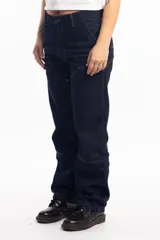 Pantalón de jean azul oscuro de corte recto, con refuerzos en las rodillas y bolsillos laterales. Diseño de estilo cargo con frente reforzado.
