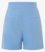 Short sastre de cintura alta con estructura definida, bolsillos laterales decorados con tachuelas metalizadas y recortes delanteros con costura aparente.