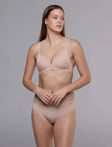 Soutien color beige de microfibra ultrasuave con copas soft moldeadas sin aro, tirantes ajustables y cierre trasero.