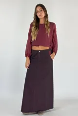 Pollera larga de denim color bordó, de corte recto y tiro alto.