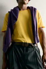 Camiseta regular fit color amarillo, con efecto lavado, cuello redondo y manga corta.