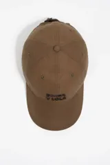 Gorra de diseño clásico confeccionada en algodón, con visera curva y logo de la marca bordado en el frente.