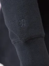 Campera de abrigo tipo fleece color burdeos con detalles en azul marino. Tiene cuello alto, cierre frontal y bolsillos laterales con cierre.