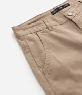 Pantalón de corte baggy relaxed confeccionado en sarga de algodón. Presenta cintura con trabillas, cierre tradicional con botón y cremallera, bolsillos laterales y bolsillos cargo en los muslos.