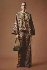 Pantalón sastrero amplio con estampado de leopardo, tiro alto, bolsillos al bies y piernas de corte recto y holgado.