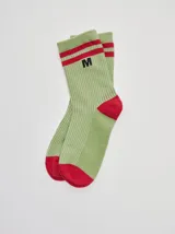 Par de medias de algodón color verde claro con rayas verticales blancas, puntera y talón rojos, dos líneas horizontales rojas en la parte superior y letra 'M' negra.