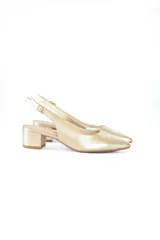 Zapato tipo slingback color dorado con acabado metalizado, punta fina y taco cuadrado bajo.