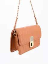 Cartera bandolera rectangular color blanco, con diseño acolchado con pespuntes formando triángulos. Tiene solapa con cierre metálico dorado y correa de cadena dorada.